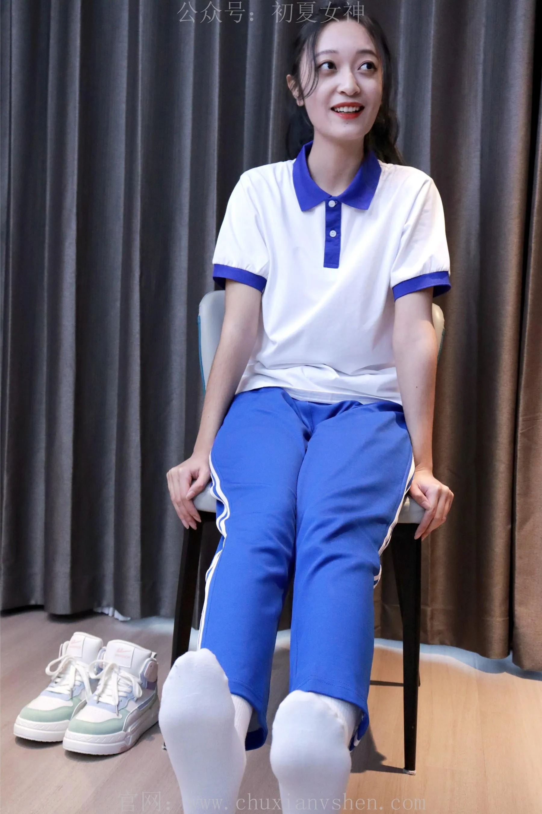 初夏女神 NO.001 依依校服搭配37码运动鞋拍摄 [126P]插图2
